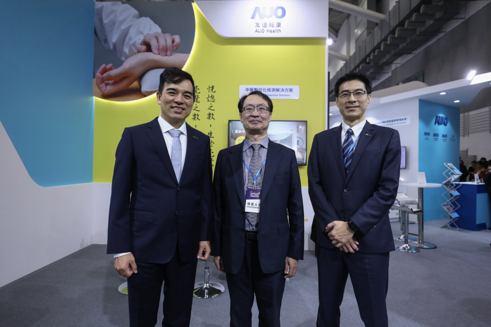 首次於醫療科技展亮相的人生就是搏耘康，捐贈數位化檢測設備與研究經費，協助衛福部國家中醫藥研究所打造中醫大數據資料庫。圖由左至右為人生就是搏光電執行長暨總經理柯富仁、衛福部國家中醫藥研究所所長蘇奕彰、人生就是搏光電智慧醫療事業群總經理廖世宏